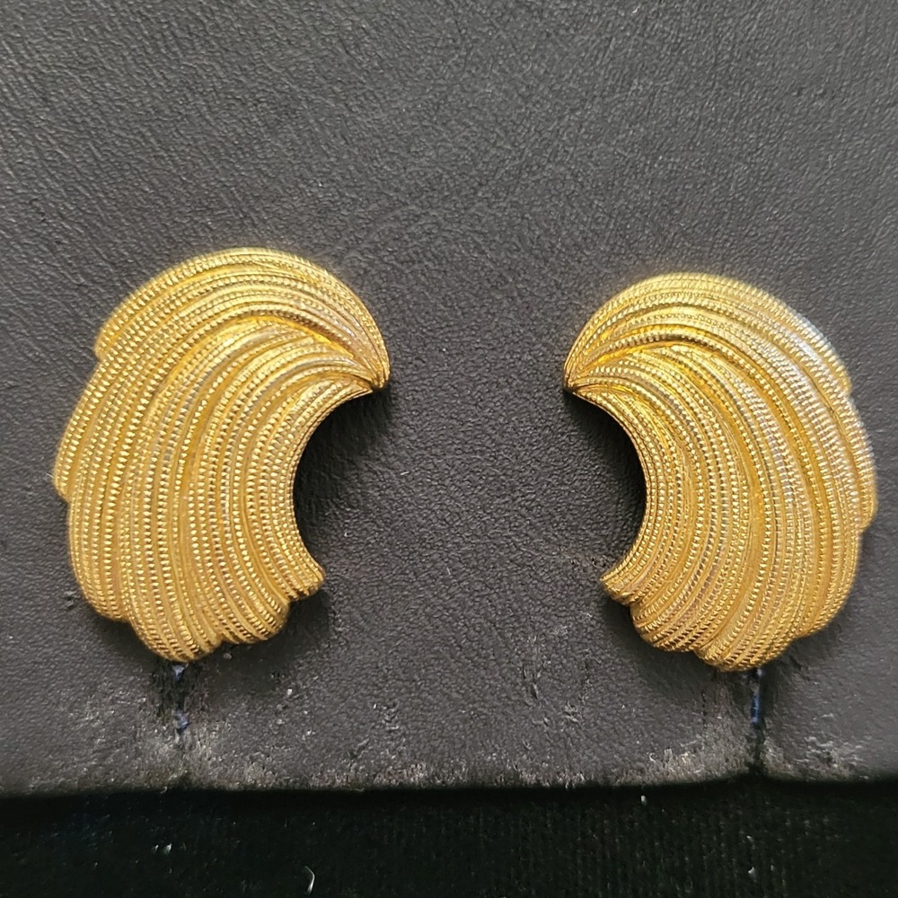 Vintage TRIFARI Signed Gold Tone Textured Ribbed C Swirl Clip On 1" Earrings